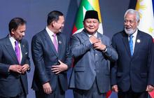 VIDEO: Adab Prabowo Gandeng Tangan Sultan Brunei Bantu Turun Tangga di KTT BIMP EAGA