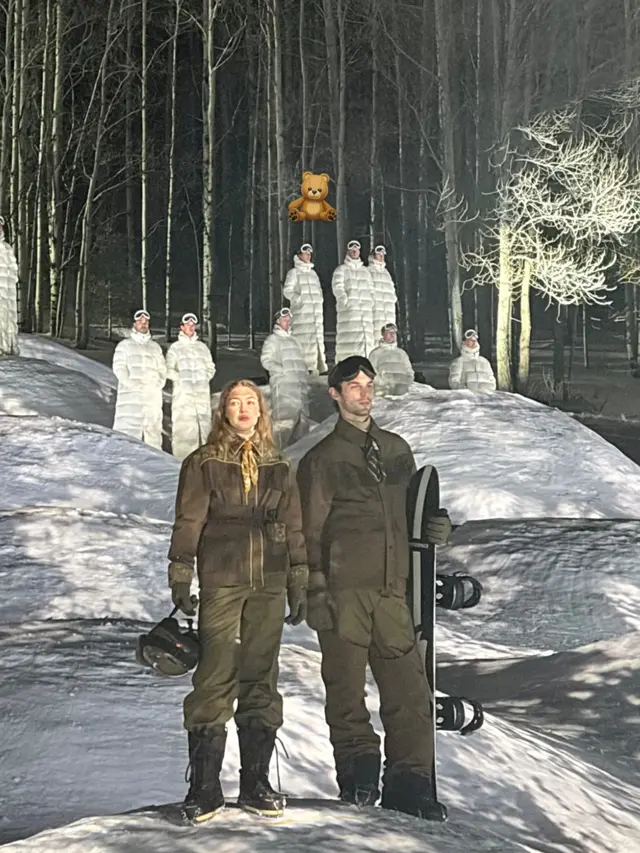 Gigi Hadid jadi pembuka di Fashion Show Moncler di Aspen. [@jennierubyjane]