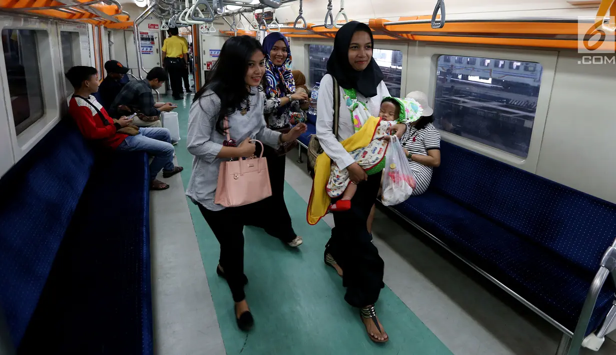 Aktivitas penumpang KRL Commuter Line di Stasiun Tanjung Priok, Jakarta, Kamis (17/8). Pada hari ini PT KCJ memberikan gratis tiket Kartu Multi Trip (KMT) KRL Commuter Line Jabotabek untuk memperingati HUT Kemerdekaan RI Ke 72. (Liputan6.com/Johan Tallo)
