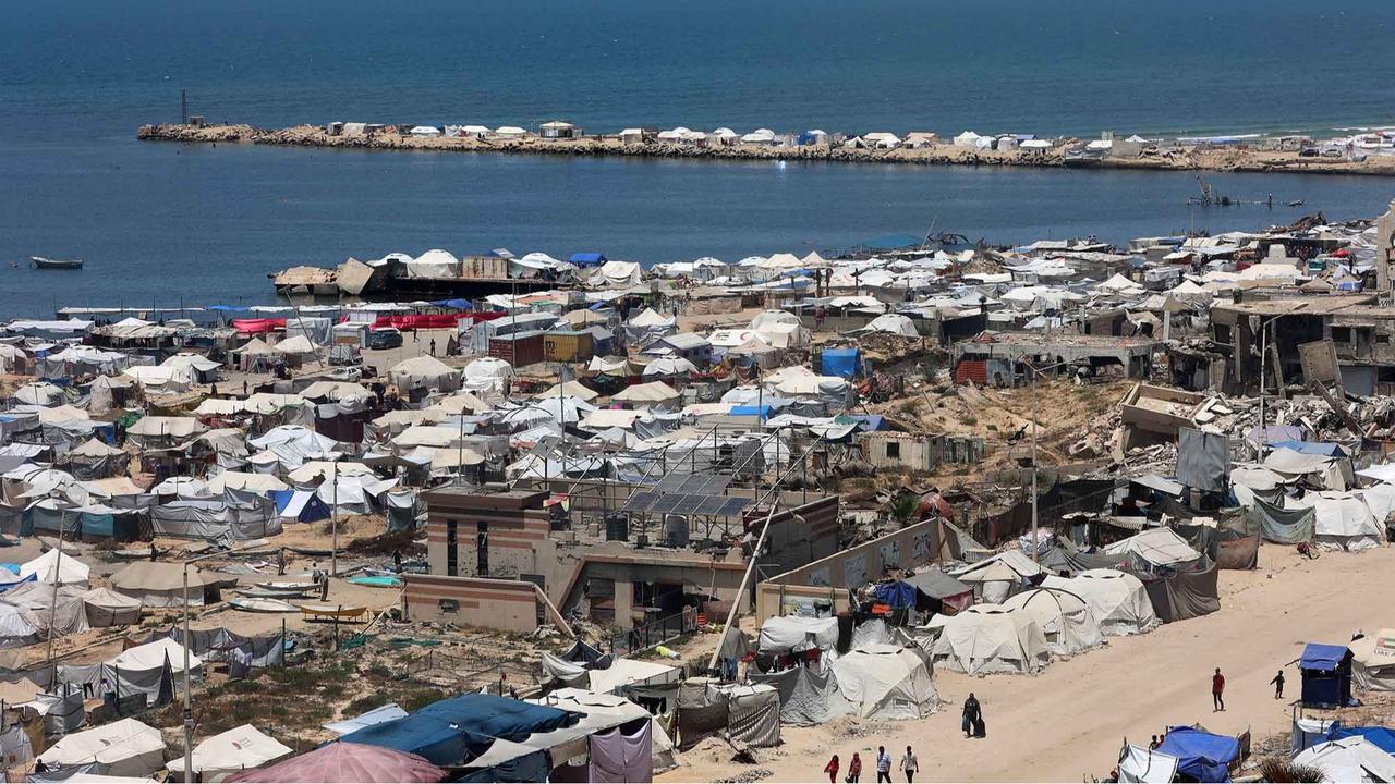 FOTO: Serangan Udara Israel Terus Berlangsung, Warga Mengungsi ke Arah Pantai Kota Gaza