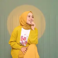Ide busana daily look yang fresh, bisa sontek OOTD serba kuning ala Lesti Kejora satu ini. Padukan cardigan rajut dengan celana kulot, t-shirt, dan hijab warna kuning yang senada. Chic ! (Instagram/lestykejora).