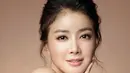 Bintang ‘My Beautiful Bride’ Lee Si Young melakukan sejumlah operasi plastik 10 tahun lalu. Ia pun mengaku jika tidak alasan baginya untuk menyembunyikan hal ini karena orang-orang telah melihat fotonya beberapa tahun lalu. (via kpopmusic.com)