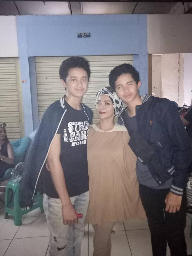 6 Momen Kebersamaan Nakula Sadewa dan Ibunda, Bak Kakak Adik