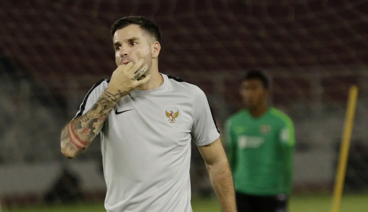 Pelatih Timnas Indonesia, Simon McMenemy, saat latihan jelang laga kualifikasi Piala Dunia di SUGBK, Jakarta, Senin (2/9). Indonesia akan berhadapan dengan Malaysia. (Bola.com/M Iqbal Ichsan)