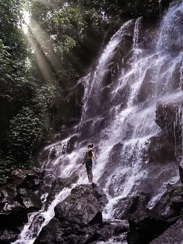 7 Momen Liburan Siti Badriah dan Krisjiana Baharudin Ke Bali, Mandi di Air Terjun