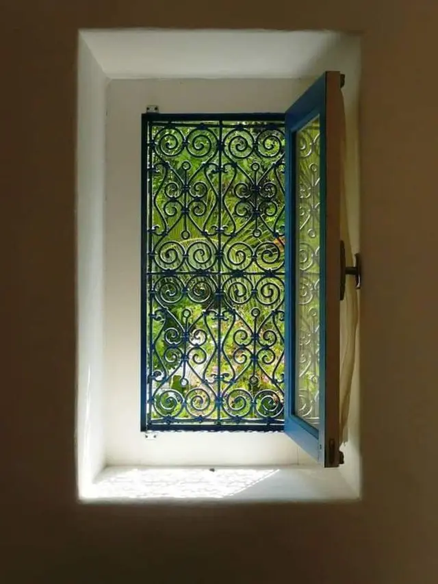 Jendela dengan Teralis Klasik