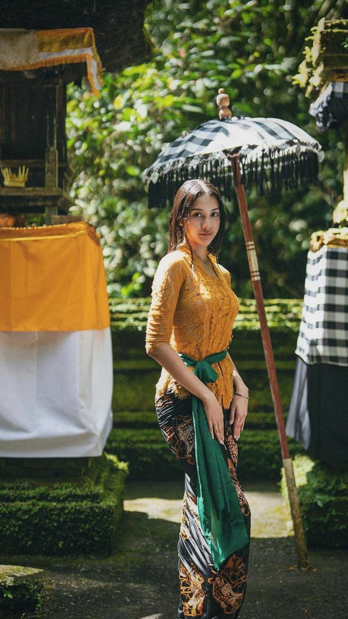 Anya kemudian debut sebagai seorang aktris pada tahun 2018. Pada saat itu film pertamanya adalah film horor berjudul Tusuk Jelangkung di Lubang Buaya.