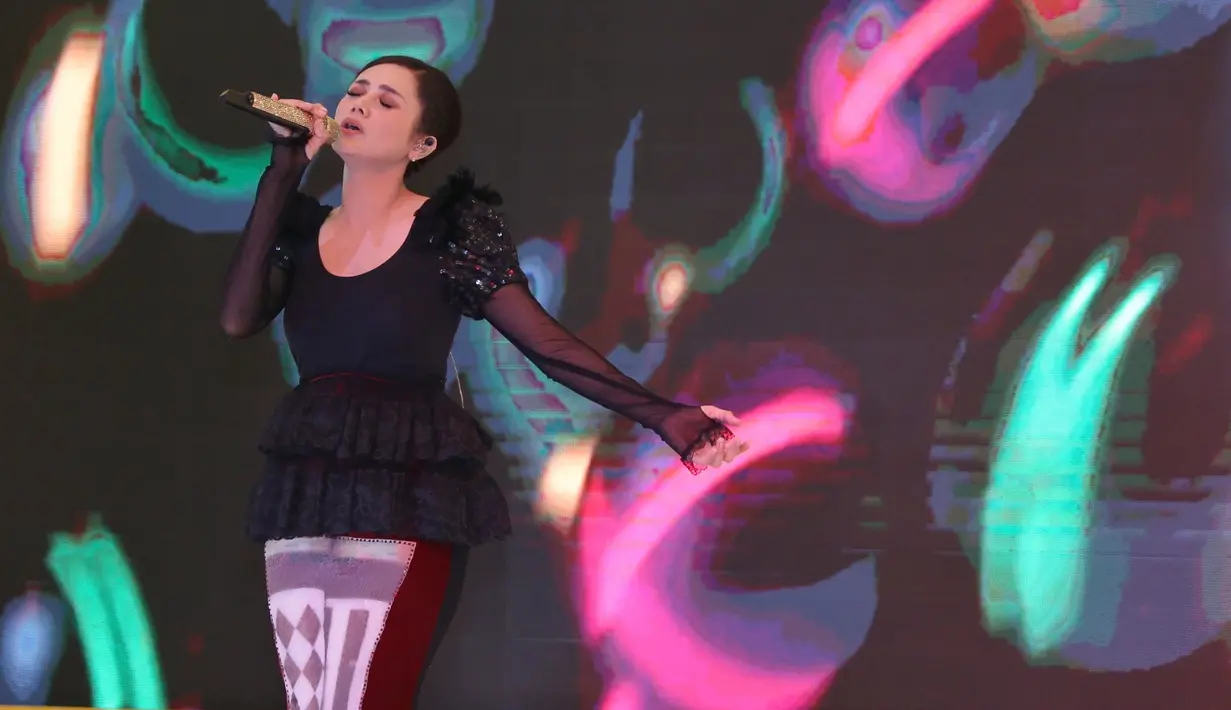 Meski suami istri, Mulan dan Dhani berusaha profesional saat bekerja sama. Begitu juga saat pembuatan video klip Mulan bersama Jebe dan Petty yang berjudul Bye Bye Boy. (Nurwahyunan/Bintang.com)