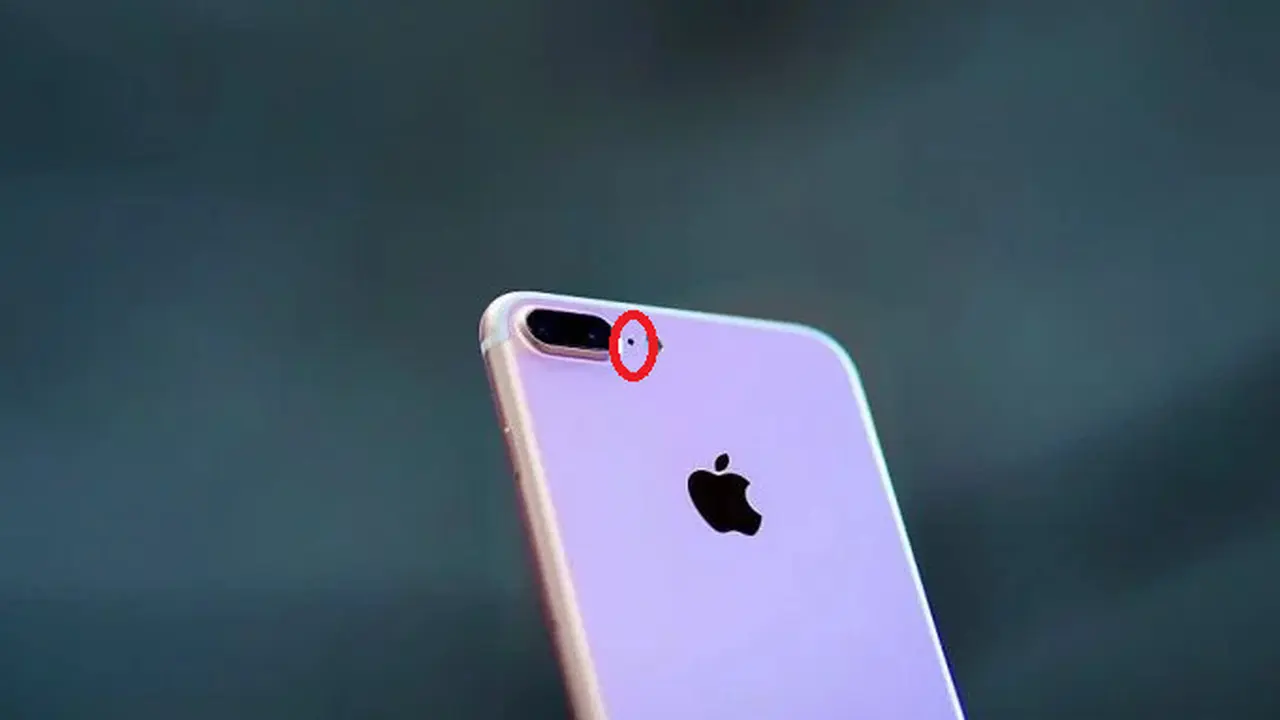 Lubang kecil di belakang iPhone