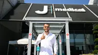 Filip Kostic saat akan melakoni serangkaian tes kesehatan di Juventus. (Twitter @Juventus)