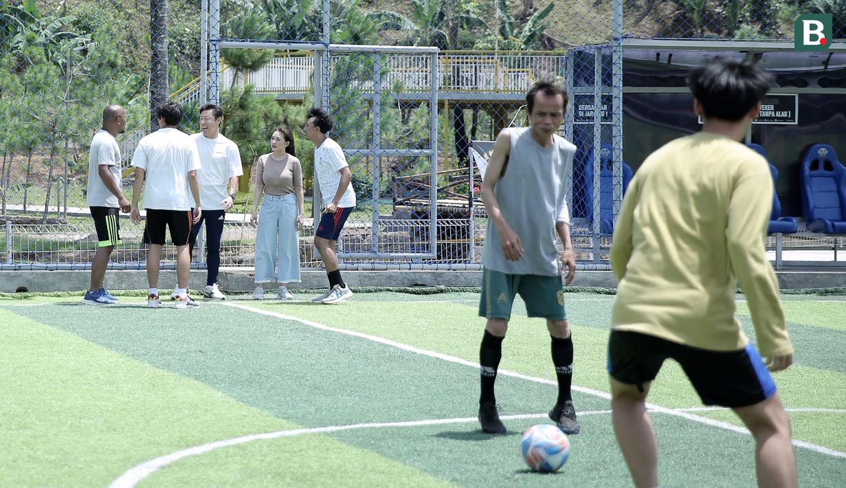 Mantan pelatih Timnas Indonesia, Shin Tae-yong sedang melakukan pengambilan gambar dalam film Ghost Soccer: Bola Mati yang berlangsung di Cisalak, Subang, Jawa Barat pada Minggu (19/01/2025). (Bola.com/Rivo Falah Naufal)