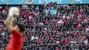 Penggemar sepak bola menghadiri pertandingan grup F Euro 2020 antara Hungaria vs Portugal di stadion Ferenc Puskas di Budapest, Selasa (15/6/2021). Pertandingan yang dimenangkan oleh Portugal 3-0 itu dihadiri lebih dari 60.000 penonton atau kapasitas maksimal Stadion. (Bernadett Szabo/Pool via AP)