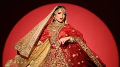 Baru-baru ini, Fuji bikin heboh jagat maya setelah menjalani sesi pemotretan bersama fotografer papan atas Rio Motret. Penampilannya tak biasa karena pakai kain sari komplet dengan aksesoris belasan gelang di tangan kanan dan kiri plus head-piece bertakhtakan untaian mutiara. Bikin pangling dan banjir pujian dari kalangan selebritas. Cek, deh. (Foto: Dok. Instagram @riomotret)