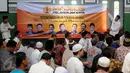 Aktivis Majelis Pelayan Jakarta membentangkan spanduk Rekomendasi Calon Pemimpin Jakarta di Masjid Al Azhar Jakarta, Jumat (10/6/2016). Majelis Pelayan Jakarta merekomendasikan tujuh nama balon Gubernur Jakarta 2017-2022. (Liputan6.com/Helmi Fithriansyah)