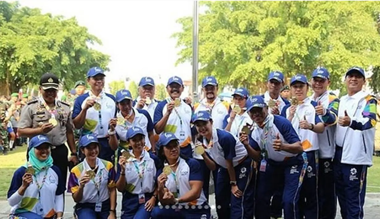 Istri Maulana Indraguna Sutowo itu tampil dengan kaos, topi bertema Asian Games. Dian juga ramah menyapa warga yang menyaksikan di pinggir jalan iring-iringan tersebut saat melintas di kota Solo sebelum ke kota lain.