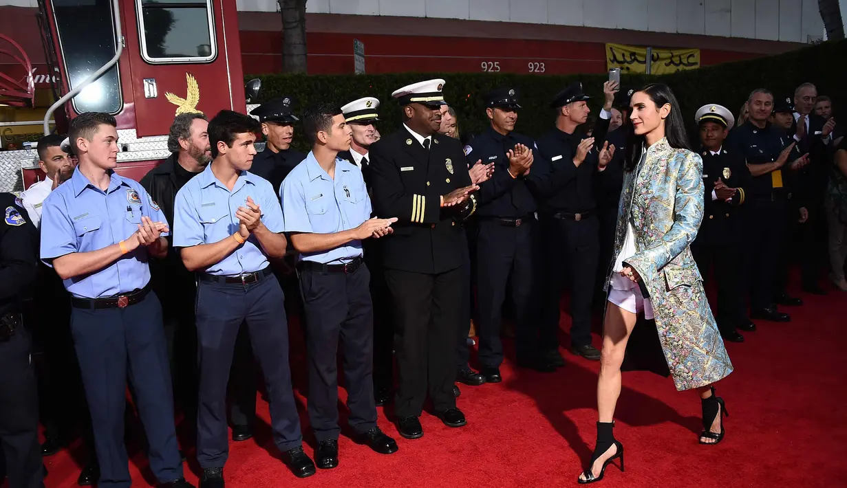 Aktris Jennifer Connelly berjalan menghadiri pemutaran perdana "Only The Brave" di Los Angeles, California, AS, (8/10). Mengenakan celana pendek aktris 46 tahun ini jadi pusat perhatian para polisi yang hadir. (Photo by Jordan Strauss/Invision/AP)