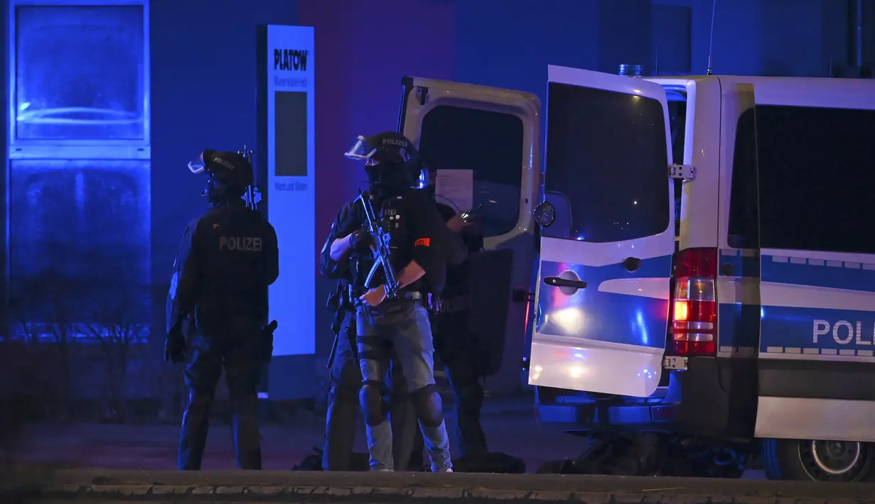 Polisi bersenjata di dekat lokasi penembakan di Hamburg, Jerman setelah satu atau lebih orang melepaskan tembakan di sebuah gereja, Kamis (9/3/2023). Penembakan itu terjadi di distrik Gross Borstel, beberapa kilometer di utara pusat kota kota terbesar kedua di Jerman itu. (Jonas Walzberg/dpa via AP)
