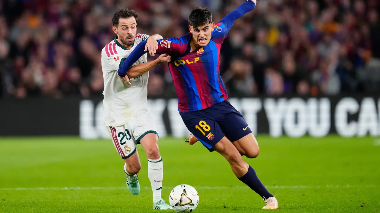 Pemain Barcelona Gerard Martin (kanan) berebut bola dengan pemain Real Madrid Bernardo Silva
