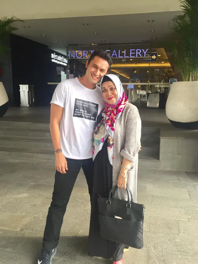 Ibunda Meninggal Dunia, Ini 6 Potret Kebersamaan Indra Bruggman dan Sang Mama