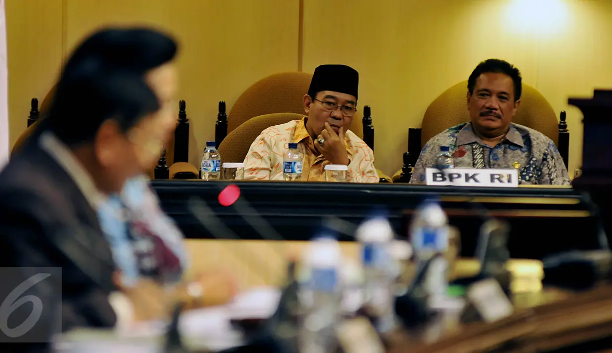 Ketua BPK Harry Azhar Aziz (kedua kanan) saat mengikuti Sidang Paripurna DPD, Jakarta, Rabu (7/10/2015). Sidang tersebut membahas penyampaian ikhtisar hasil pemeriksaan BPK RI. (Liputan6.com/Johan Tallo)