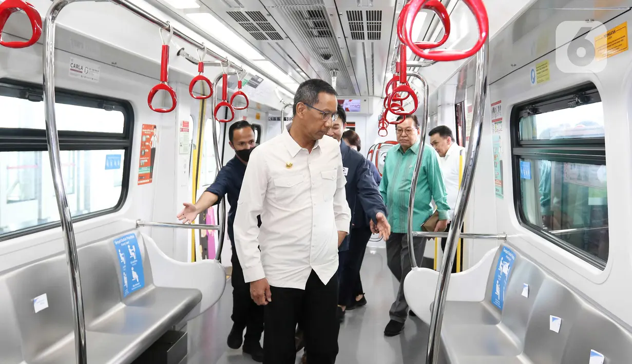 Keduanya langsung bertemu di Stasiun Velodrome di Jakarta Timur. (Liputan6.com/Herman Zakharia)