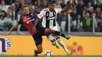 Bek Genoa, Domenico Criscito, berebut bola dengan gelandang Juventus, Douglas Costa, pada laga Serie A Italia di Stadion Allianz, Turin, Sabtu (20/10). Kedua klub bermain imbang 1-1. (AFP/Marco Bertorello)