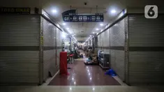 Sejumlah orang beraktivitas di Mangga Dua Square, Jakarta, Senin (29/11/2021). Walau pemerintah sudah membolehkan warga beraktivitas di luar rumah, Mangga Dua Square yang beberapa tahun lalu merasakan masa kejayaan kini sepi dan banyak kios tutup. (Liputan6.com/Johan Tallo)