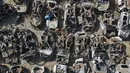 Pasukan keamanan Israel memeriksa kendaraan hangus yang terbakar dalam serangan berdarah lintas perbatasan pada 7 Oktober oleh militan Hamas, di luar kota Netivot, Israel selatan, Rabu (1/11/2023). (AP Photo/Ariel Schalit)