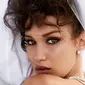 Bella Hadid dalam balutan busana klasik tahun 80an. (Instagram)