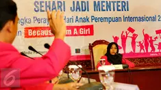 Seorang siswi yang berperan sebagai Menaker sedang memimpin rapat kerja di Kemenaker, Jakarta, Selasa (11/10). Kegiatan ‘Sehari Jadi Menteri’ ini dalam rangka merayakan Hari Anak Perempuan Internasional (Liputan6.com/Fery Pradolo)