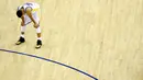 Bintang Golden State Warriors, Stephen Curry, tampak murung usai gagal mempertahankan gelar juara NBA. Pada laga final Warriors sempat unggul 3-1 namun akhirnya kalah 3-4 dari Cavs. (AFP/Ezra Shaw)
