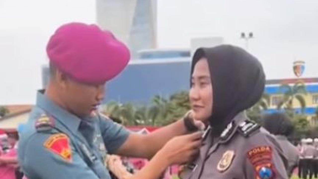 Suaminya Perwira Marinir, Momen Romantis Polwan Cantik Dibawakan Mawar Merah saat Kenaikan Pangkat jadi Sorotan
