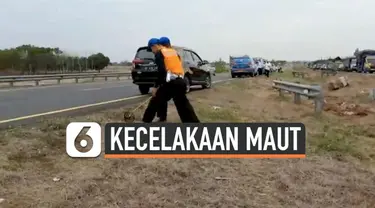 Polisi menggelar olah TKP kecelakaan maut antara 2 bus di Tol Cipali. Kecelakaan maut ini menyebabkan 7 orang tewas dan puluhan lainnya terluka.