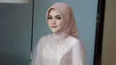 Sedangkan Nidya Putri Dianty mengenakan longsleeve dress bertabur payet. Ia pun memilih model ikat pada hijabnya. (Instagram/ayungberinda).