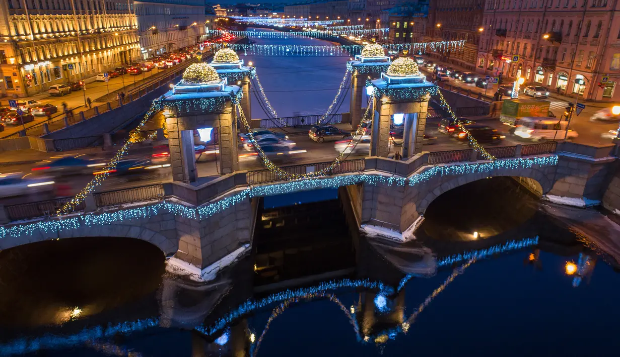 Pemandangan Jembatan Lomonosov yang berhias dekorasi Natal dan Tahun Baru di Sungai Fontanka, St.Petersburg, Rusia, Senin (17/12). (AP Photo/Dmitri Lovetsky)