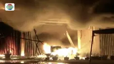 Ditinggal mudik Lebaran, toko elektronik terbesar di Kranji, Kota Bekasi, Jawa Barat, ludes terbakar pada Jumat (30/6) malam.
