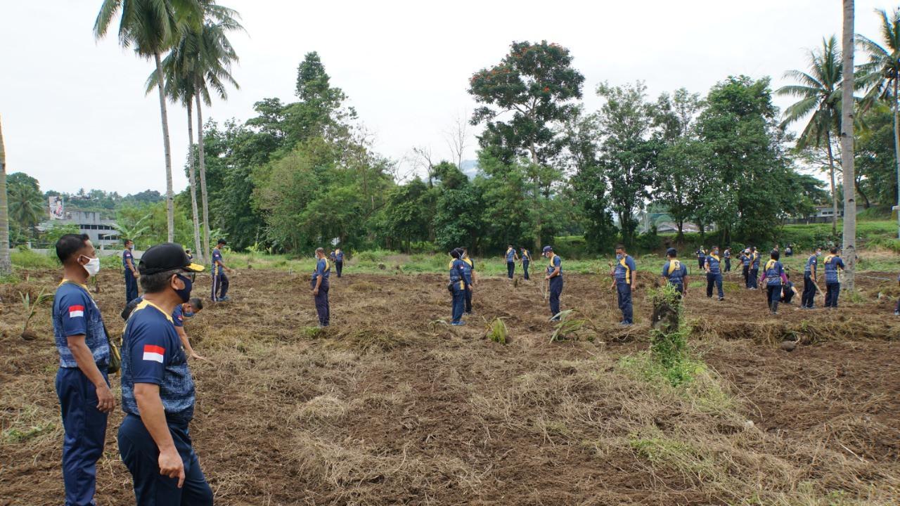 Pembukaan serta penggarapan lahan yang berada di lingkungan markas angkatan laut tersebut.