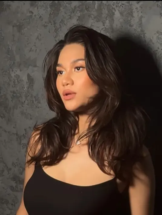 Tampilan glowing Azizah Salsha dilengkapi dengan tatanan rambut hitam yang messy dan bervolume. [@azizahsalsha_]