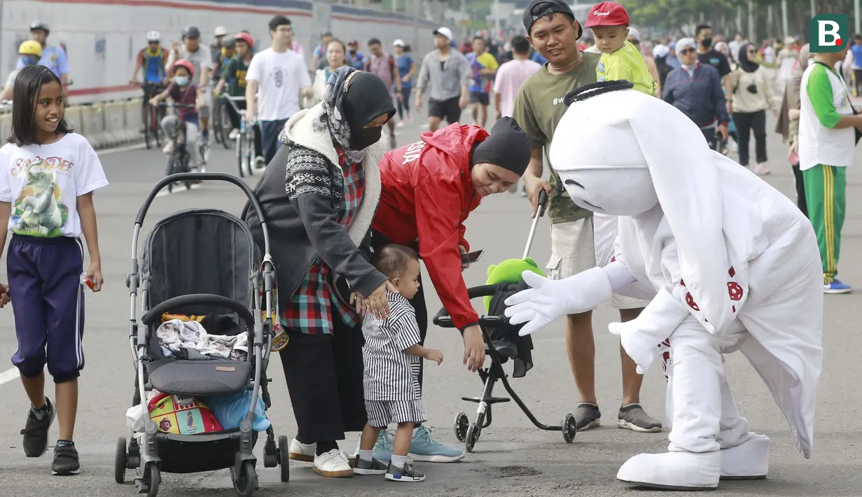 Maskot Piala Dunia 2022, La'eeb, menyapa warga Ibukota saat Car Free Day (CFD) di kawasan Sudirman, Jakarta, Minggu (06/11/2022). (Bola.com/M iqbal Ichsan)