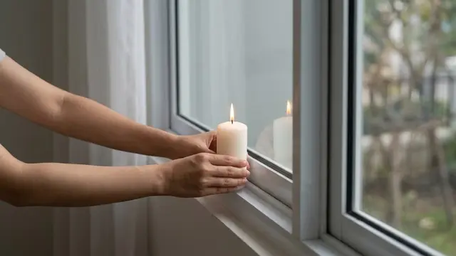 Melakukan Tes Lilin di Sekitar Jendela