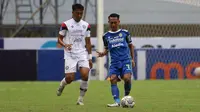 Pemain Persib Bandung, Beckham Putra Nugraha (kanan) mengontrol bola dibayangi pemain Arema FC, Rizky Dwi Febrianto pada pertandingan pekan ke-26 BRI Liga 1 2022/2023 yang berlangsung di Stadion Pakansari, Bogor, Kamis (23/2/2023). (Bola.com/Ikhwan Yanuar)