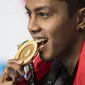 I Gede Siman Sudartawa  usai beraksi pada final Gaya Punggung Putra SEA Games 2017 di National Aquatic Centre, Kuala Lumpur, (21/8/2017). Siman meraih medali emas dengan catatan waktu 25,20 detik. (Bola.com/Vitalis Yogi Trisna)