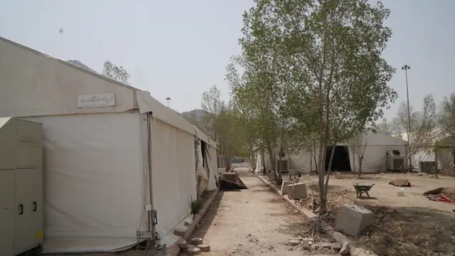Melihat persiapan tenda jemaah di Arafah jelang puncak haji 2022. (Foto: MCH)