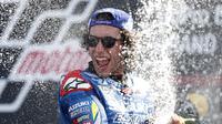 Alex Rins mengatakan, kunci kemenangan pada MotoGP Inggris adalah terus memberikan kepada Marc Marquez pada 2 lap terakhir. (AFP/Adrian Dennis)