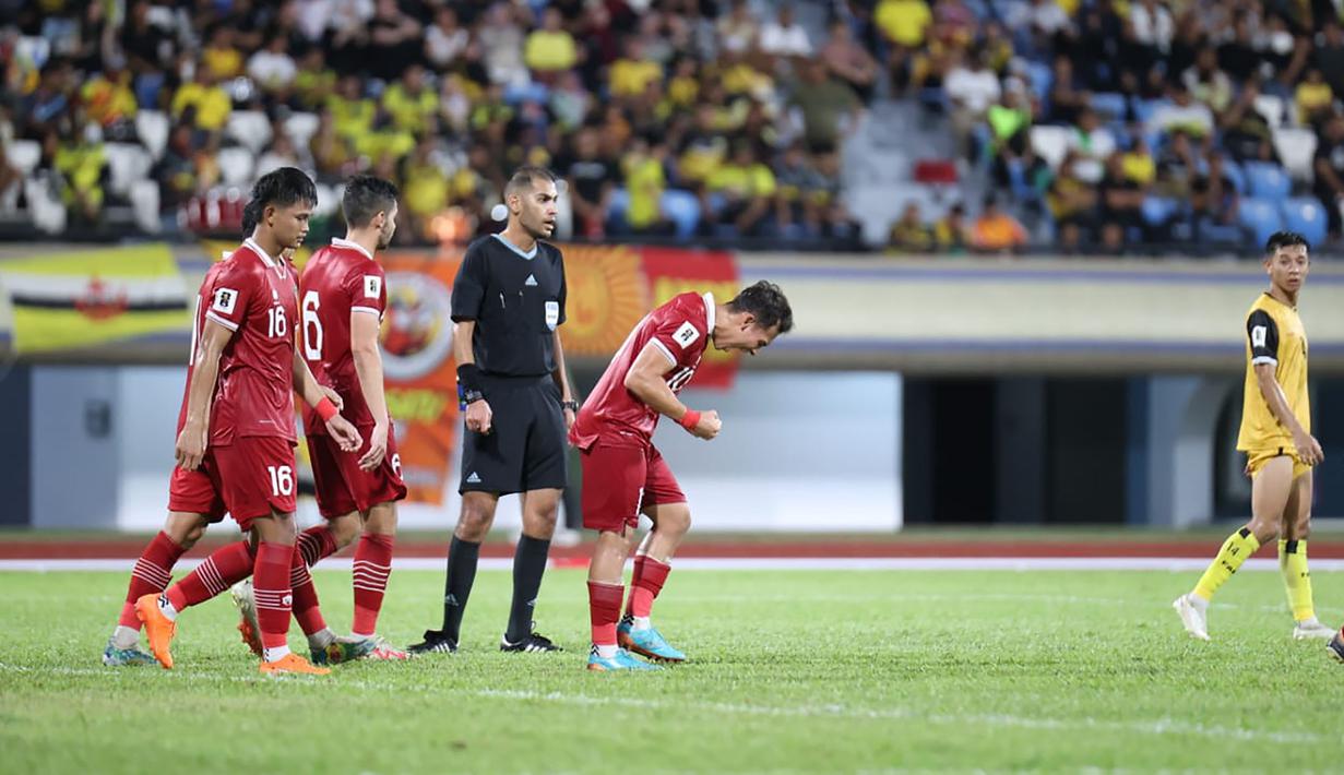 Selebrasi pemain Timnas Indonesia, Egy Maulana Vikri (tengah) setelah mencetak gol kedua ke gawang Brunei Darussalam pada laga leg kedua putaran pertama Kualifikasi Piala Dunia 2026 Zona Asia di Stadion Hassanal Bolkiah, Bandar Seri Begawan, Selasa (17/10/2023) malam WIB. (Dok. PSSI)