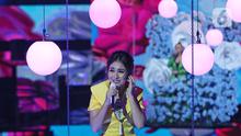 Penampilan pedangdut Ayu Ting Ting saat konser Pesta Perak 25 Indosiar di Jakarta, Minggu (12/1/2020). Konser Pesta Perak 25 Indosiar menghadirkan deretan musisi kenamaan Tanah Air. (Liputan6.com/Herman Zakharia)