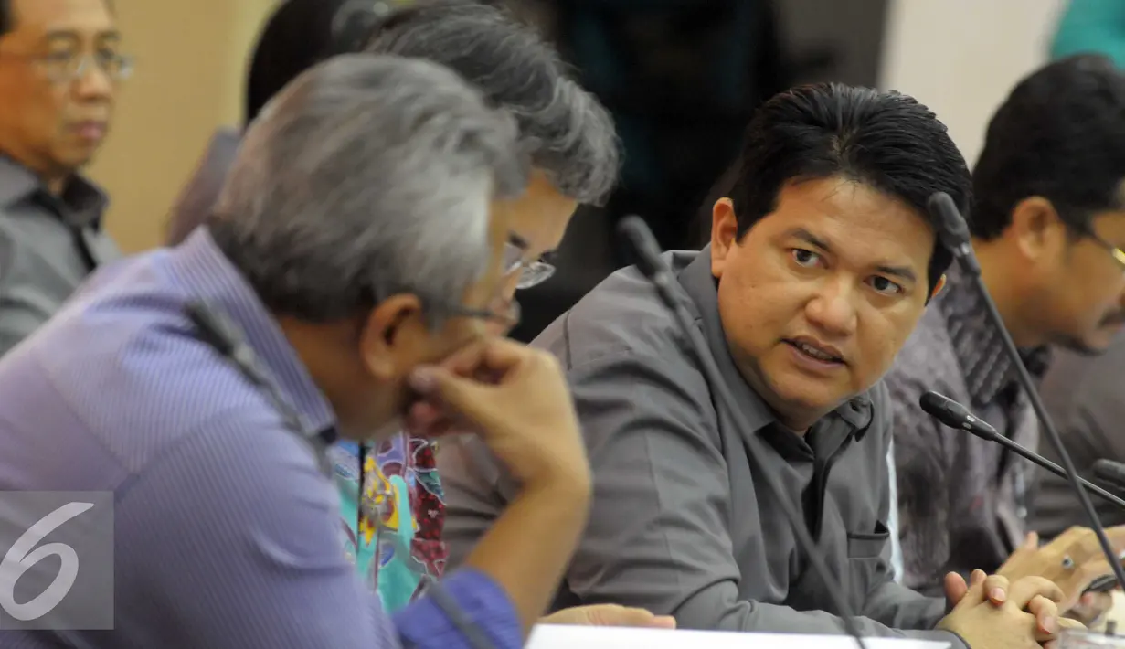 Ketua KPU Husni Kamil Manik berbincang saat memimpin uji publik rancangan peraturan KPU tentang Pilkada 2017, Jakarta, Senin (18/4). Uji publik dalam rangka penyempurnaan perubahan peraturan KPU terkait tahapan pemilihan. (Liputan6.com/Helmi Afandi)