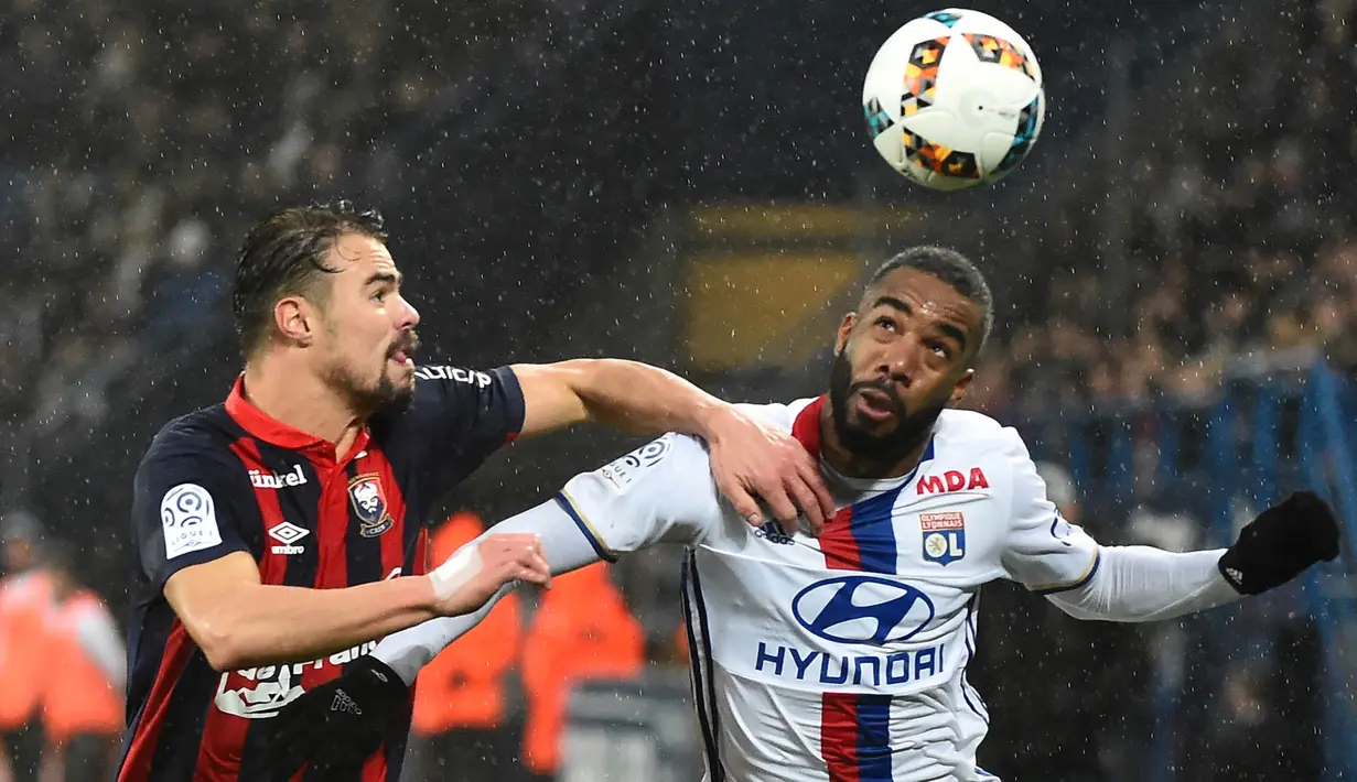 Harga tersebut membuat Alexander Lacazette mencetak rekor dengan menjadi pemain termahal yang pernah dibeli Arsenal. (AFP/Jean-Francois Monier)