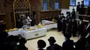Yahudi ultraortodoks dari dinasti Parmishlan Hasidic merayakan pesta Tu Bishvat di Kota Bnei Brak, Israel, Senin (21/1). Tu Bishvat biasanya dilakukan pada akhir Januari atau awal Februari. (AP Photo/Oded Balilty)