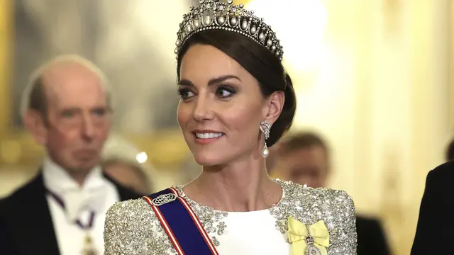 Cantiknya Kate Middleton Pakai Mahkota dan Anting Favorit Putri Diana